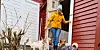Hunden Zoe og geitene Petra, Louise og Valborg held gjerne selskap med matmor Marianne.
