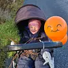 Feirer hallo-ven med alt som høyrer til: halloventre, smilejente og smileballong.
