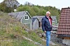 Frå den grønmåla benken kan ein nyta vakker utsikt over fjorden.Foto: Irene Mæland Haraldsen/Grannar