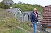 Frå den grønmåla benken kan ein nyta vakker utsikt over fjorden.Foto: Irene Mæland Haraldsen/Grannar