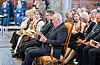Kong Harald var til stades på vigsling for den nye biskopen i Bergen domkirke. I bakgrunnen sit barne- og familieminister Kjersti Toppe (Sp) og arbeids- og inkluderingsminister Marte Mjøs Persen (Ap). FOTO: TUVA ÅSERUD / NTB / NPK