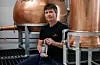 Det er eit team på fem som står bak Hiernagla Brenneri, her representert ved dagleg leiar Reidar Horneland. Han og resten av gjengen er spent på mottakinga av deira første produkt «Værbitt skogsbær».