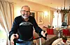 Smertene er der heile tida, og Arne Valen får smertelindring. Med korsett og gåstol er det mindre smertefullt å bevega seg rundt. Foto: Ellen Marie Hagevik