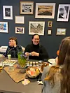 Martine Ramsdal og Rikka Ramsdal koste seg på opninga. Med ryggen til står Marta Svendsbø.