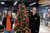 Måndag blei treet på Oasen Storsenter dekorert med gåveønskjer frå barn og unge. Kristianne Uri og Guro Røher Eriksen i Sveio frivilligsentral er med i apparatet rundt «en helt vanlig jul».