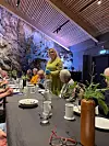 Ei av vertinnene i vikingbunad som varta opp.