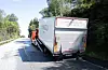 Bilen havarerte rett før ei oppoverbakke og ein sving, så det var ikkje optimale forhold for passerande bilistar.