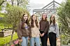 Ingrid Andrea Kvalvåg, Anja Kristine Leirvik, Cecilie Førre Apland og Anne Synnøve Breistig synest det er kjekt, sosialt og lærerikt å vera «gartnarar». FOTO: GUNNHILD LØNNING