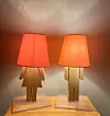 Han og ho har fått kvar si lampe i eik.