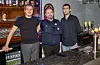 Restauranteigar Ömer Sariaslan saman med kokken Emre Kòsedag og servitøren Bora Nayir. Foto: Einar Vestvik