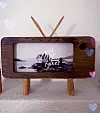 Den tv-forma treramma har plass til ein smarttelefon. Fylkesnes lagar også ein større versjon til nettbrett.