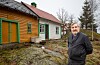 Kåre Bua ønskjer å ta vare på det kombinerte bustadhuset og låven som tippoldefaren sette opp i 1850. Foto: Einar Vestvik
