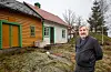 Kåre Bua ønskjer å ta vare på det kombinerte bustadhuset og låven som tippoldefaren sette opp i 1850. Foto: Einar Vestvik