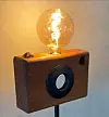 Restar av ei teak-dør frå ein skule på Haugalandet har blitt til ei fotoapparatlampe.