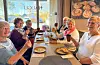 65 år etter at de sto til konfirmasjon, holder konfirmantene fra Sveio kyrkje fortsatt kontakten og møtes jevnlig på Haugli bakeri for kaffe, latter og mimring. Fra venstre: Annelise Halleland (Waage), Inga Lønning (Emberland), Bjørg Marit Færaas (Grinde), Astrid Fonnes (Lyngholm), Henny Brügger (Grimstvedt) og Astrid Sveen (Reiersen). Ikke tilstede: Sofie Karin Leirvik (Lie) og Olava Larsen (Reinertsen) Pikenavn i parentes. Foto: Morten Vågset Møller