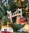 Til og med på juletre finn du heimelaga trearbeid. Dette er ein miniatyr av Stordabrua-benken.