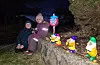 Oliver og Sofie synest det er stas med mykje belysning i hagen.