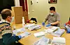 Opplaget i år har auka med 50 eksemplar, 750 almanakkar er klar for pryda ein kvar vegg. F.v. Rune Hjelmeseter, Ole Jacob Ravn Ottesen og Ingebjørg Grutle Farestveit.