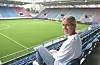 Omringa av høge blokker og Vålerenga-fargar synest Elise Thorsnes det er viktig at heimbygda Leikanger består. – Det er jo etter mi meining den vakraste plassen i verda, så det er synd viss alle flyttar ut og det ikkje er folk igjen til slutt.