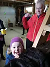Pernille med begge bestefedrene sine, leikar i garasjen, tipp topp stemning.