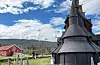 Heddal Låvekyrkje ligg rett over vegen frå Heddal stavkyrkje i Telemark. Foto: Heidi Molstad Andresen / NPK
