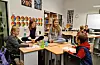 Matte er eit snakkefag, blir det sagt på Vikse. Her har f.v. Kamilla Håvardsholm Sveen, Mille Brakestad Tjoland, Agathe Ness Emberland og Brage Killingrød Selsås gruppearbeid. I bakgrunnen jobbar Oda Luggenes By (med ryggen til) og Nikolas Miljeteig Braadland.
