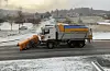 Brøytemannskap jobba for fullt langs fylkesvegen gjennom Sveio sentrum mellom snøbyene tysdag.FOTO: TORSTEIN TYSVÆR NYMOEN