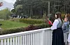 Maria Lovise Fykse og Henrik Fykse vinkar til Traktorene på vei inn til Krossleite.
