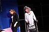 Advokat t.v. (Anna Møllerhaug) og Bestemor (Oliver Kvilhaug Brurberg).