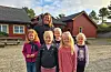 Desse fem starta på Auklandshamn skule for nokre veker sidan. F.v. Leah Kvestad Bårdsen, Helena Hegreberg Gjerde, Vilhelm Haugland Lien, Ida Lien Jensen og Sarah Rush Lien. Bak står lærar Erna Vestvik Andersen.