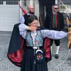 Maria Lovise tester pil og bue i hagen.