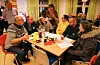 Svein Olaf Bua og Heidi Kolststø (ståande) gjekk rundt under gruppearbeidet. FOTO: BJØRN ENERSTVEDT