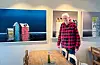 Lars Tveit er utdanna sivilingeniør fra NTH, bygningsavdelinga, men sidan 2014 har han vore kunstmålar på heiltid. At han er oppteken av hus viser igjen i mange av måleria hans.