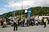 Minst 25 motorsyklar var med på turen, som enda her på ferjekaien i Buavåg.