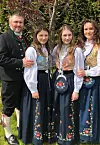Tore, Maria Lovise, Elisabeth og Tina Lovise Fykse viser fram bunadenene på 17.mai 2020.