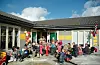 I august 2009 feira Sveio barnehage 20 år. Styrar Bente Hugdahl Apeland (i midten bak) ønska små og store velkommen til bursdagsfesten.
