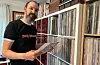 Arild Torvund Olsen framfor platesamlinga som har spelt ei avgjerande rolle i og for boka «Slagersong og svartmetall».