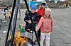 Det grillast pølser på ei heilt ny bålpanne.Frå venstre: Markus Grude Haavik, Johannes Skjold og Johanna Osa Erve.FOTO: PRIVAT