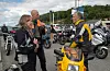 Sissel Stuberg og Frode Røynesdal frå Norsk Motorcykkel Union i samtale med KrF-politikar og initiativtakar til turen, Jarle Jacobsen.