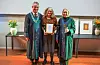 Her får Ragnhild Johanne Tveit Sekse diplomet for hennes fremragende forskningsinnsats. Til venstre for Ragnhild står rektor Bård Mæland, og til høyre prorektor Gunnhild Odden. Foto: Privat