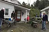 Matpause ved sjøhuset. Alf Edvin Hovda, Mikal Møller Hovda, Asbjørn Bua, Sigve Hovda og Per Andreas Gaard tar ein velfortent pause.