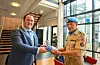 Mandag overleverte tidligere FN-soldat Otto Inge Molvær sitt FN-flagg til Sveio-ordfører André Mundal Haukås, slik at kommunen kan flagge og markere FN-dagen i årene som kommer. Foto: Morten Vågset Møller