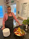 Varaordførar (Frp) Ruth Grethe Østebøvik Eriksen stod for serveringa.