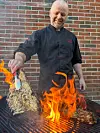 Før du legg ribbene på grillen, krydrar du dei lett med salt og pepar. Sjå til at grillen er skikkeleg varm, og snu ribbene med jamne mellomrom til dei blir varme og sprø.
