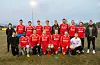 Bak frå venstre: Christoffer Opedal (16 år. Yrke: Student/restaurant- og matfag. Favorittklubb i England: Arsenal. Christian Rommetveit. 16 år. Yrke: Student/bygg- og anlegg. Manchester United. Alo Magomadov. 16 år. Student. Manchester City. Adam Musaev. 19 år. Jobbsøkar. Manchester United. Stian Selsås Katla. 18 år. Elektrolærling. Manchester United. Anders Tendeland. 27 år. Vernepleiar. Liverpool. Aasmund Bakke Handeland. 30 år. Serviceteknikar. Liverpool., Mikal Fransson. 26 år. Tømrar. Liverpool. Vegard Tollaksen. 35 år. Barnehagestyrar. Tottenham. Henrik Grasdal Larsen. Spesialvernepleiar og fotballtrenar. Manchester United. Framme frå venstre: Roar Aga Soma. 16 år. Student/tømrar. Ingen favorittklubb i England. Nazar Hussein. 30 år. Skogsarbeidar. Arsenal. Torstein Kirkeleit. 27 år. Logistikk-koordinator. Arsenal. Petter Vikse. 26 år. Barnehagelærar. Liverpool. Nikolai Kringeland Thorsen. 18 år. Student. Liverpool. Thomas Staveland. 23 år. Barne- og ungdomsarbeidar. Manchester United. Halvor Bjelland. 28 år. Lagerkoordinator. Manchester United.FOTO: TORSTEIN TYSVÆR NYMOEN