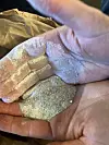 Mineralblandinga Bovaer inneheldt metanhemmarar som blir laga av nitrat (salpetersyre) og alkohol (propandiol). Det er testa og godkjent av EFSA og Mattilsynet i Noreg.