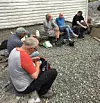 Matpause ved sjøhuset. Alf Edvin Hovda, Mikal Møller Hovda, Asbjørn Bua, Sigve Hovda og Per Andreas Gaard tar ein velfortent pause.
