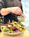 Kald salat med mellom anna rotgrønsaker, grilla kål og italiensk oljedressing smakar nydeleg ved sida av ribba. Også salaten kan du preppe i god tid før påskemåltidet.