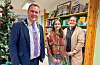 Ordførar André Mundal Haukås, Maria Selland og lærar Camilla E. Solsvik. Foto: Privat