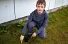 – Her, rett utanfor klasseromsvindaugo, fann eg hundebæsj i dag tidleg, fortel Chris André Hansen Eikeland den dagen me snakka med han. Foto: Einar Vestvik